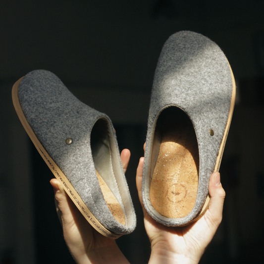 Pebble Recycled Felt Barefoot Clogs in Pebble Grey