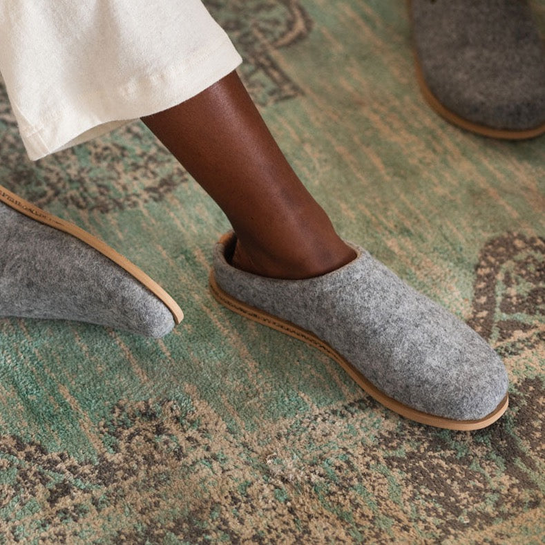 Pebble Recycled Felt Barefoot Clogs in Pebble Grey